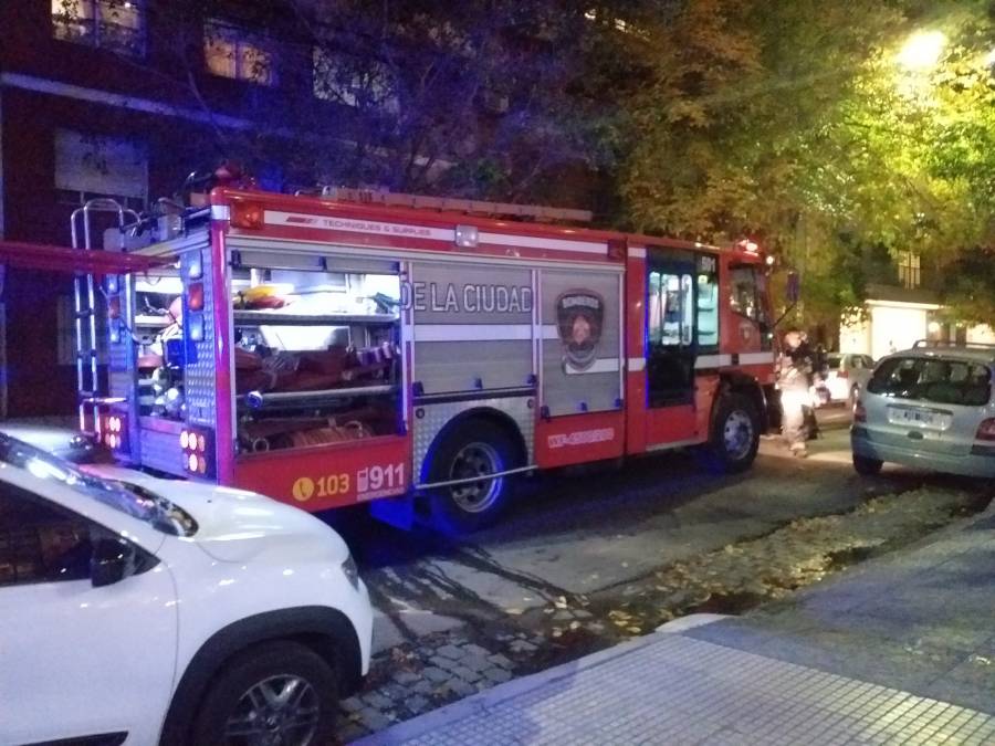 Incendio deja tres personas fallecidas y 14 hospitalizadas en Villa Urquiza, barrio de Buenos Aires, Argentina