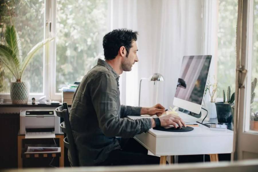 Columna vertebral: cómo mejorar la postura para realizar home office