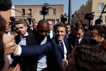 Lanzan tomates contra Macron cerca de Par&iacute;s