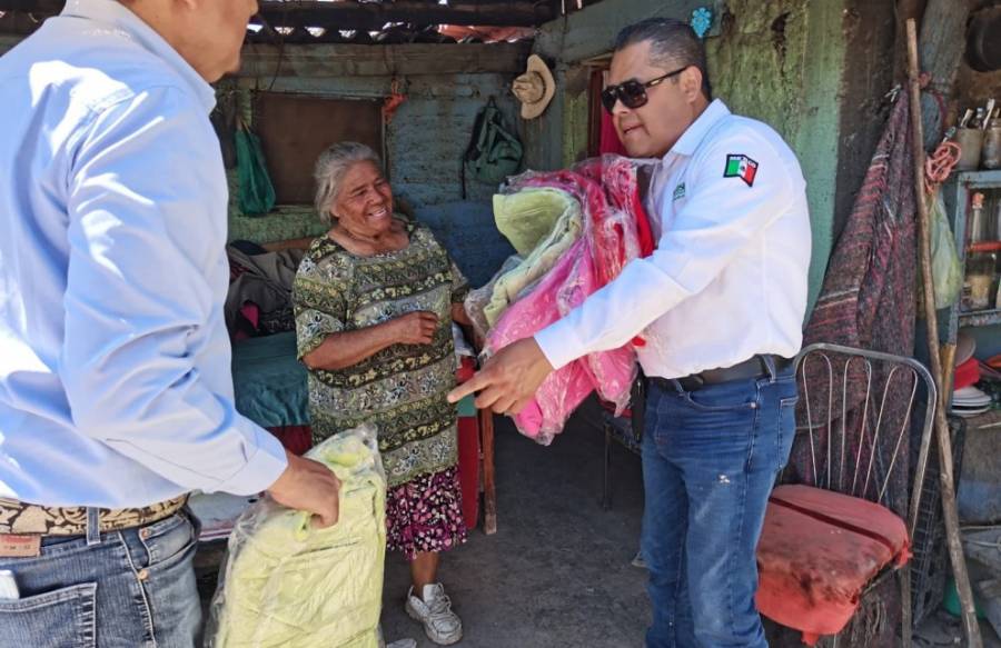 Gobierno potosino entrega apoyos a familias afectadas por granizada