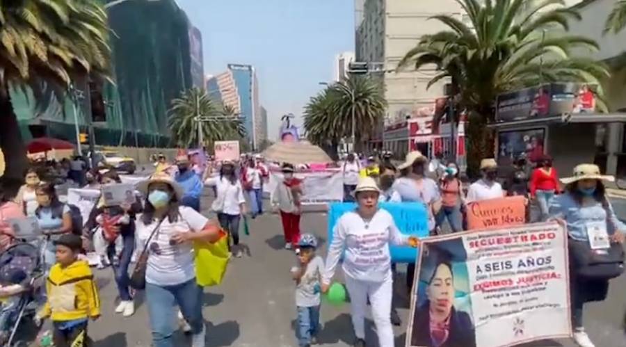 Marchan colectivos hacia el Zócalo; exigen parar la violencia en contra de los menores