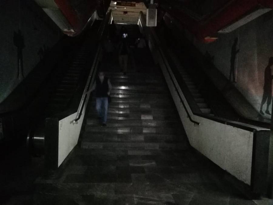 Historias en el Metro: A media luz