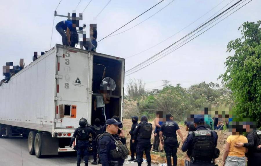 Rescatan a 150 migrantes abandonados sobre la autopista Córdoba-Orizaba