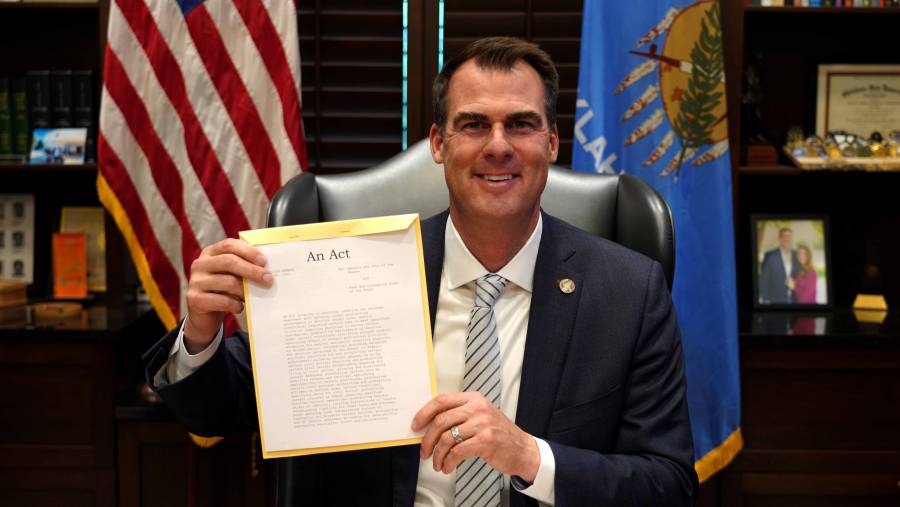 Gobernador de Oklahoma firma una de las leyes de aborto más restrictivas de EEUU