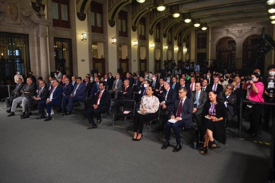 Acuden a mañanera diversos empresarios, líderes de cámaras y productores, y de supermercados