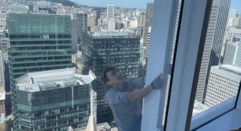 Maison Deschamps, “Spiderman pro-vida” escaló la Torre Salesforce sin protección