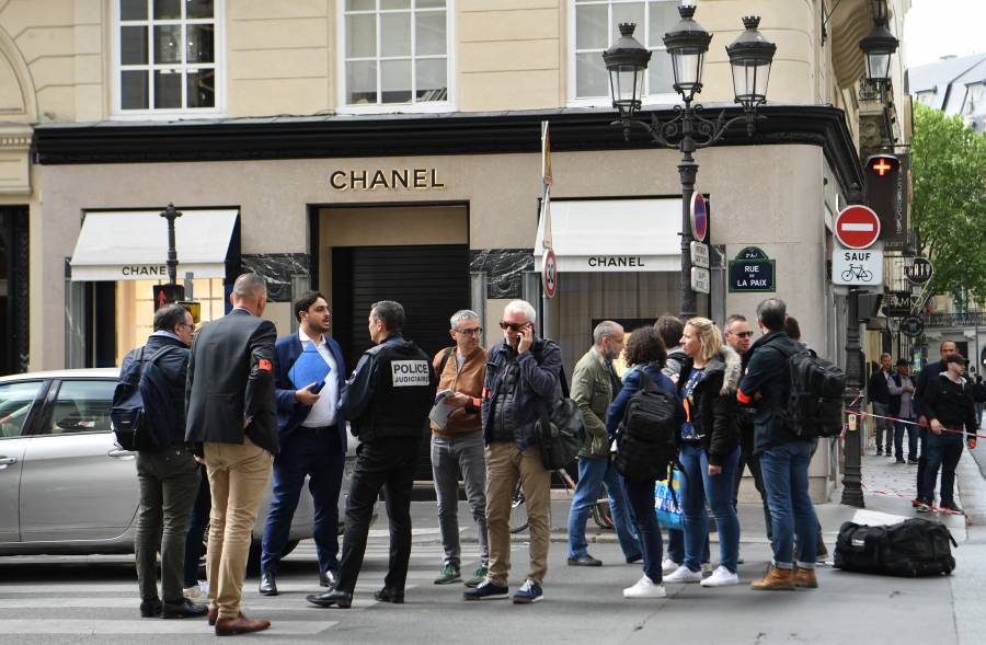 Registran asalto millonario en boutique de Chanel en una zona exclusiva de París