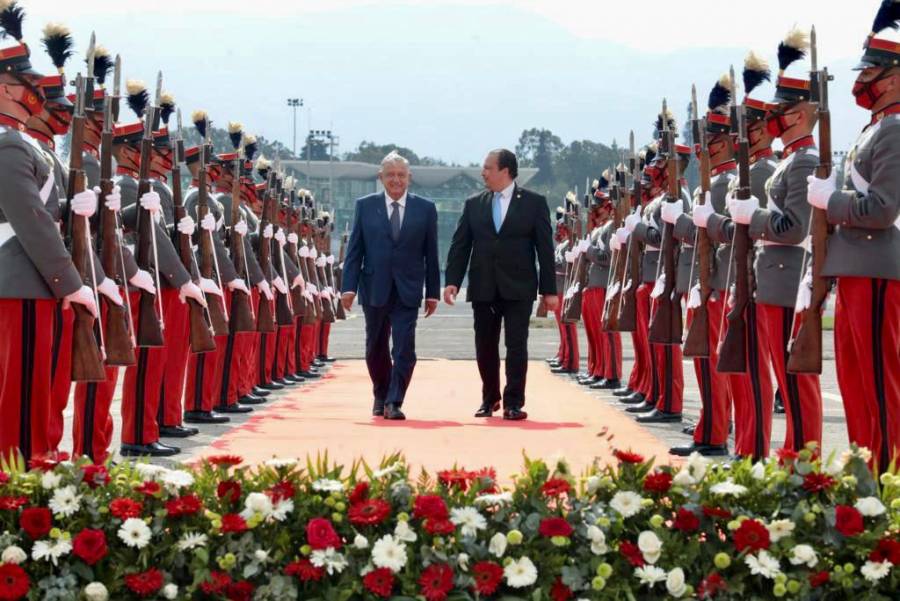 AMLO es recibido en Guatemala por el presidente Giammattei