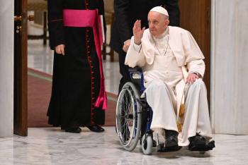 Papa Francisco aparece en silla de ruedas por dolores en la rodilla