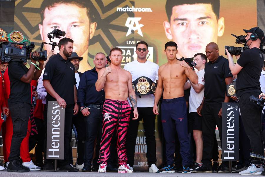 Saúl “Canelo” Álvarez y Dmitry Bivol superan la báscula antes de su pelea en Las Vegas
