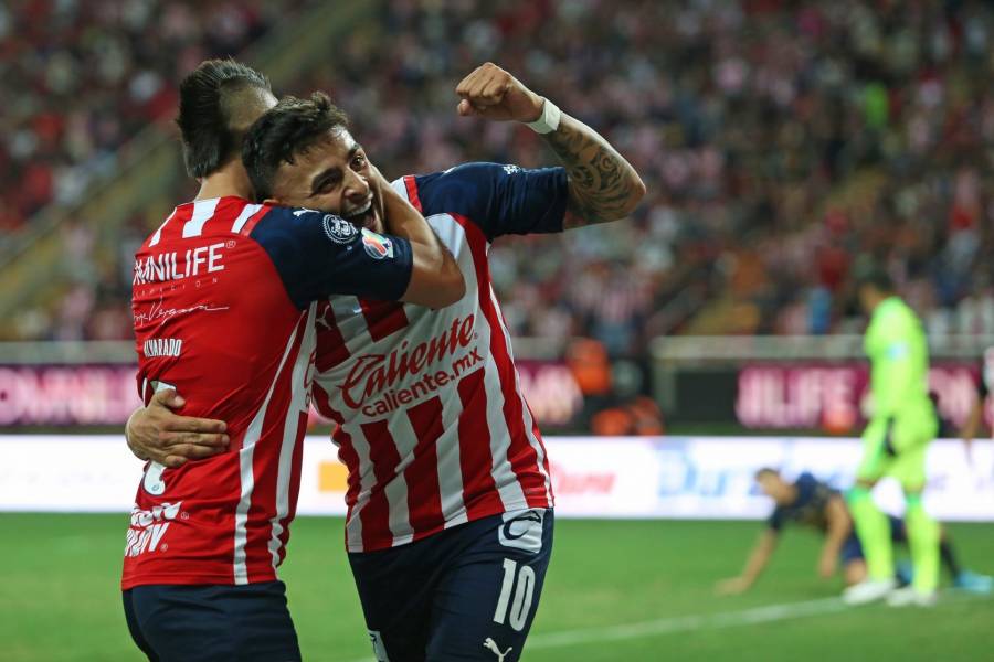 Chivas renueva a Alexis Vega