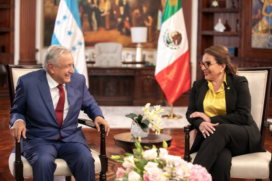 AMLO es recibido en Honduras por la presidenta Iris Xiomara Castro
