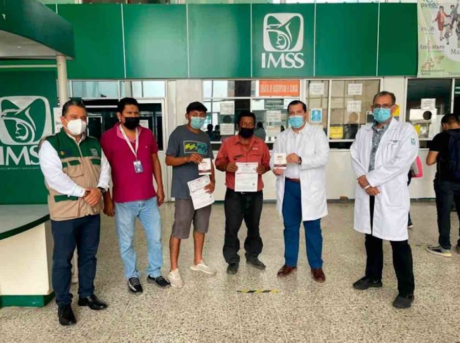 IMSS afilia a los dos primeros trabajadores guatemaltecos