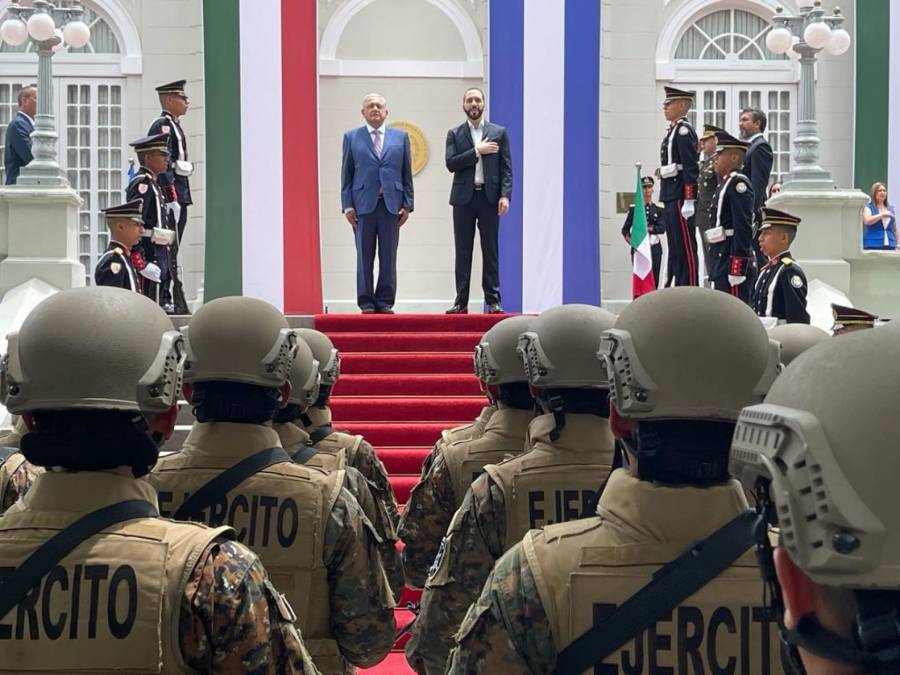 Bukele recibe a AMLO en la Casa Presidencial de El Salvador