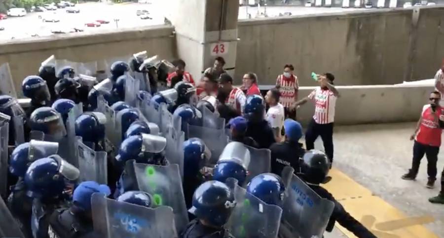 Aficionados del Necaxa y policías de CDMX tienen un enfrentamiento en el Estadio Azteca