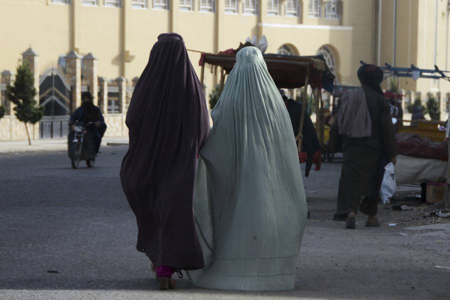 Los talibanes obligan a las mujeres afganas a cubrirse de pies a cabeza