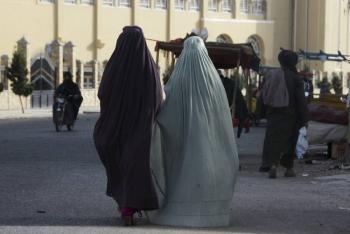 Los talibanes obligan a las mujeres afganas a cubrirse de pies a cabeza
