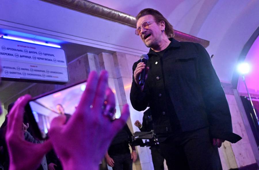 Cantante de U2, Bono, da un concierto en el metro de Kiev