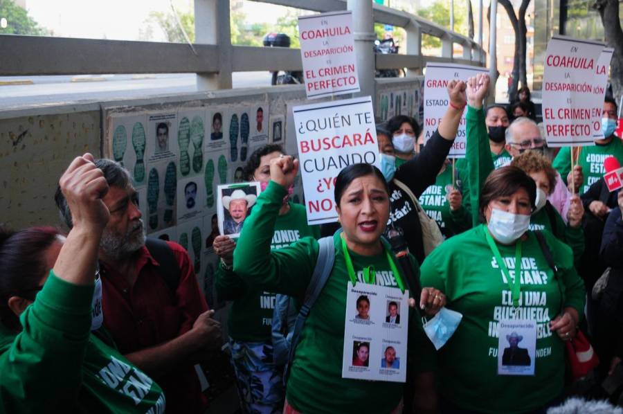 Madres de desaparecidos se plantan en las instalaciones de la FGR