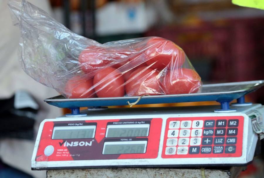 Inflación vuelve a acelerar; precios aumentan 7.68% en abril: Inegi