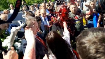 Manifestantes lanzan pintura roja a embajador de Rusia en Polonia