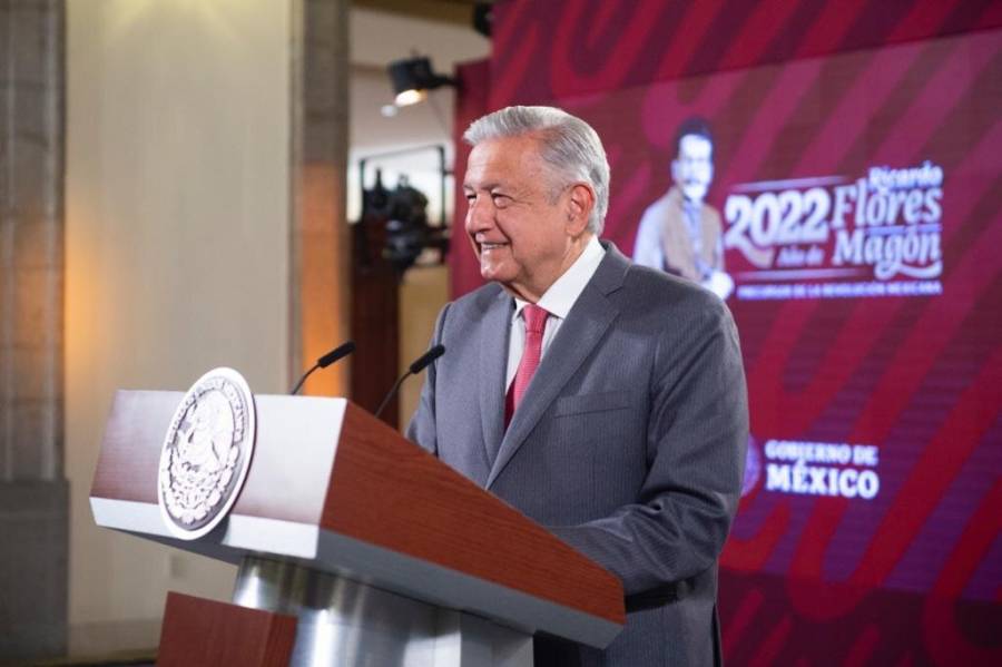 AMLO felicita a las mamás, sobre todo a las que sufren por sus hijos desaparecidos