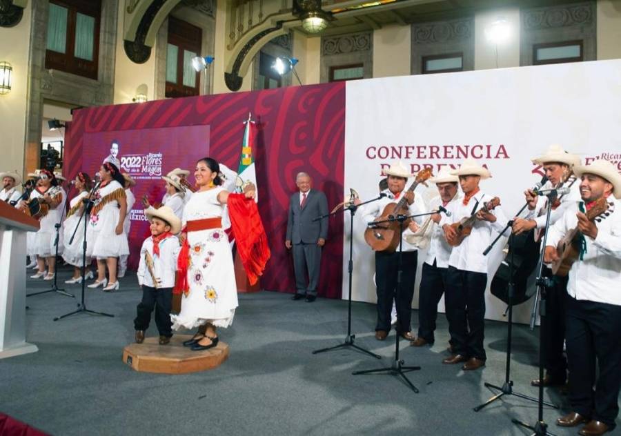 AMLO cierra conferencia ma&ntilde;anera con m&uacute;sica para las mam&aacute;s