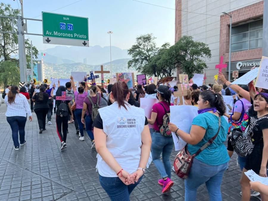 Marchan en Nuevo León en contra de los feminicidios; hermanos e hijas de desaparecidas se suman para exigir justicia