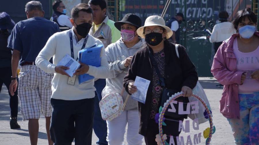 Por Día de las Madres, personas acuden a panteones de Miguel Hidalgo