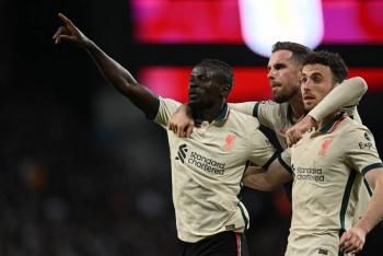Liverpool sufre para ganar al Aston Villa y se mantiene en pelea por el t&iacute;tulo