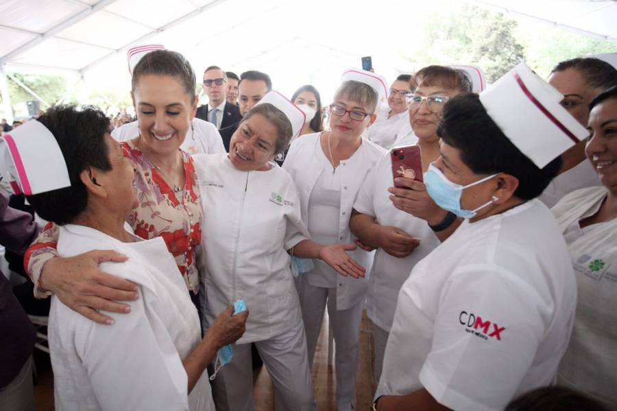 Claudia Sheinbaum promete mejores condiciones laborales a personal de salud de la CDMX