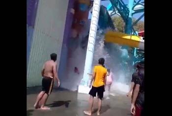 Tobog&aacute;n acu&aacute;tico se desprende en Indonesia; ni&ntilde;os caen de 10 metros de altura