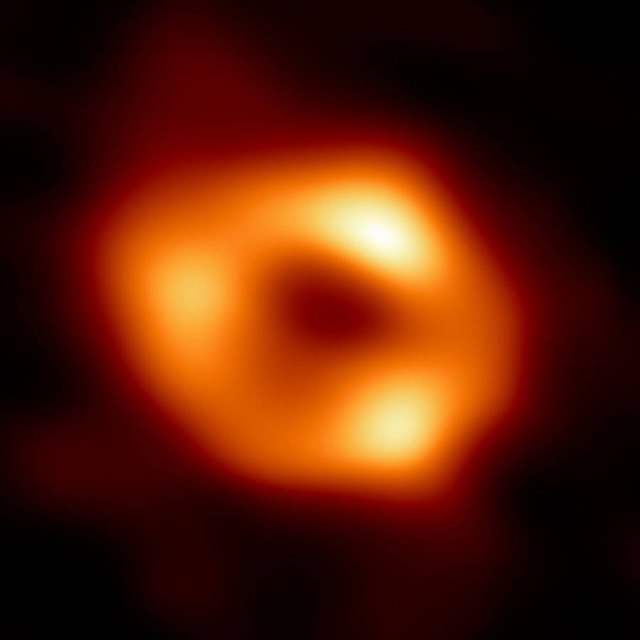 Astr&oacute;nomos de todo el mundo toman la primera imagen de un agujero negro supermasivo