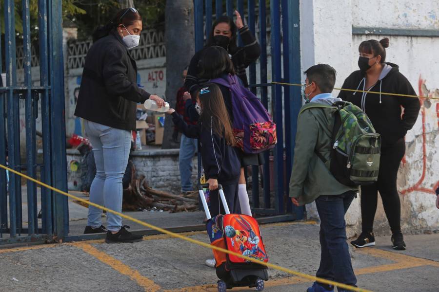 AMLO promete aumentarles el sueldo a maestros