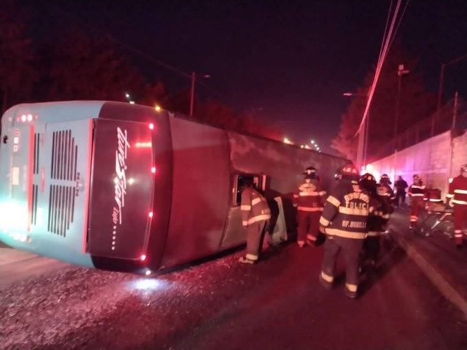 Volcadura de un autobús deja 19 lesionados y dos muertos