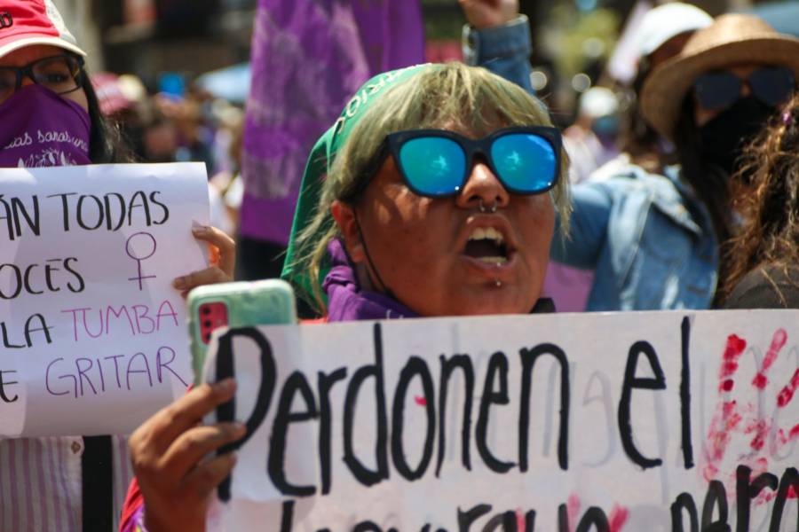 Mujeres marchan en Nuevo León por feminicidios; exigen renuncia de Samuel García