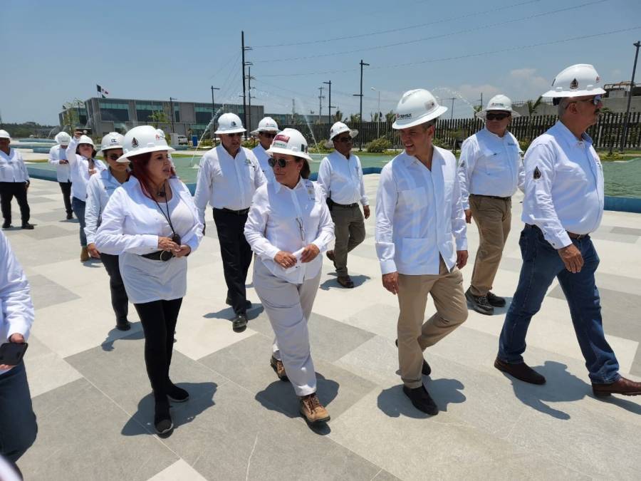 Gobernadores y funcionarios visitan la Refinería de Dos Bocas y dan su apoyo al proyecto