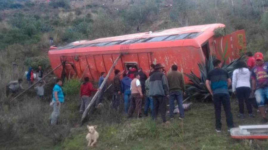 Al menos 11 muertos al caer autobús al abismo en región andina de Perú