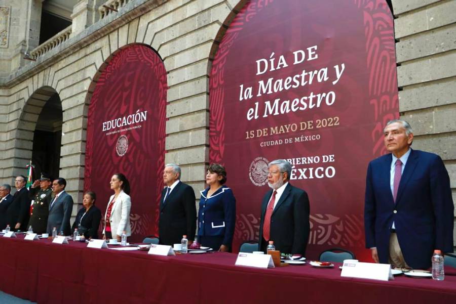 AMLO informa aumento de salario a maestros