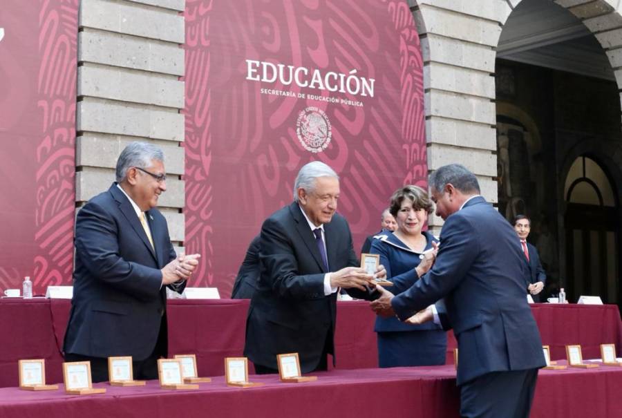 En pleno Día del Maestro, SEP anuncia aumento salarial a profesores