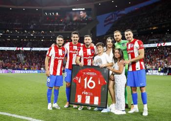 Atlético de Madrid realiza homenaje a Héctor Herrera y Luis Suárez