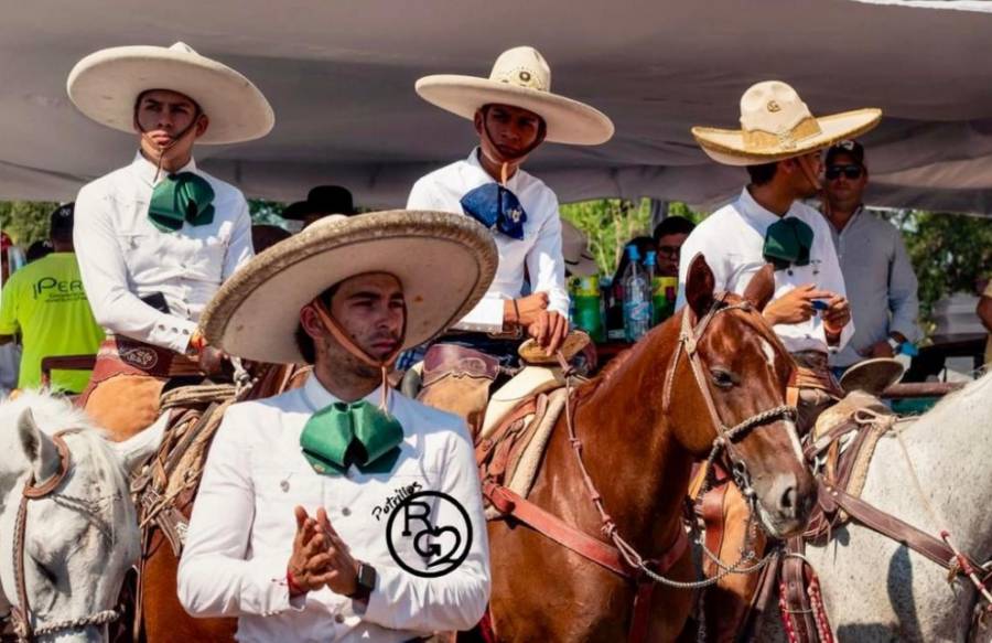 Entrega Ricardo Gallardo reconocimiento a la charrería potosina