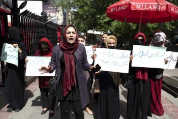 Talibanes cierran organismo afgano de derechos humanos