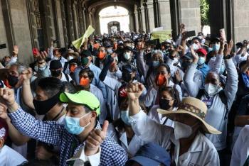 Personal de Salud se manifiesta en el Zócalo; exigen mejores condiciones de trabajo