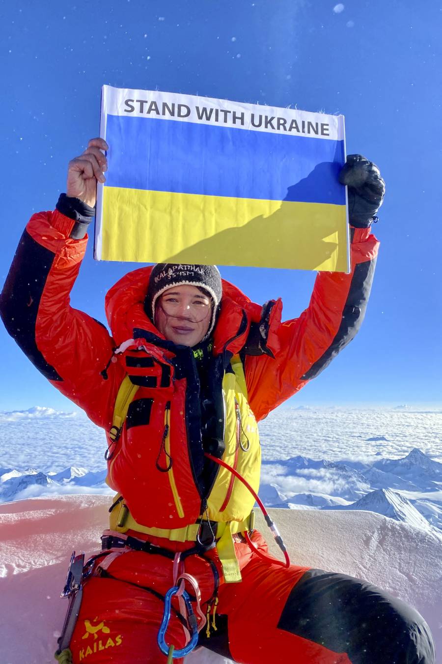 Una bandera ucraniana llega a la cima del Everest