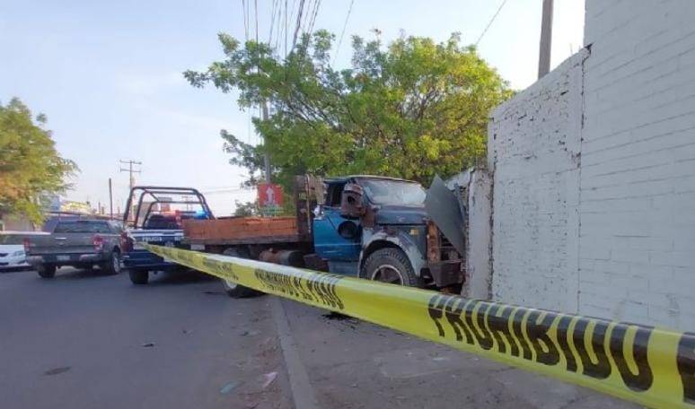 En Sinaloa, conductor sufre infarto y choca contra jardín de niños