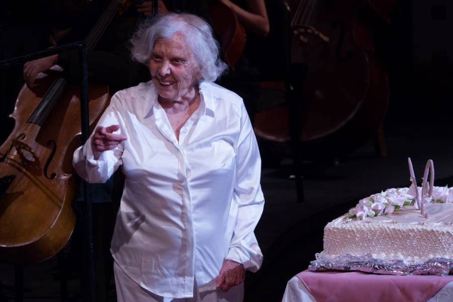 Realizan homenaje a Elena Poniatowska por su cumpleaños 90 en el Palacio de Bellas Artes