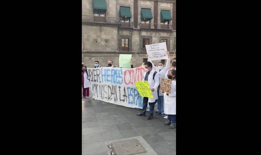 Ante la próxima contratación de médicos cubanos, doctores mexicanos se manifestaron afuera de Palacio Nacional