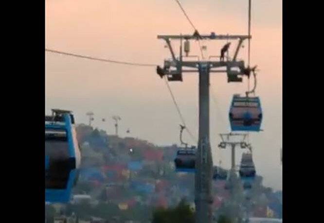 ¿Spiderman visita Iztapalapa? Hombre escala torre del Cableb&uacute;s