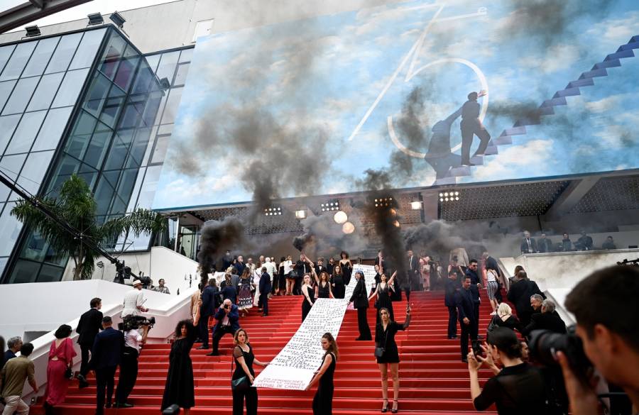 Mujeres protestan en la alfombra roja de Cannes contra los feminicidios